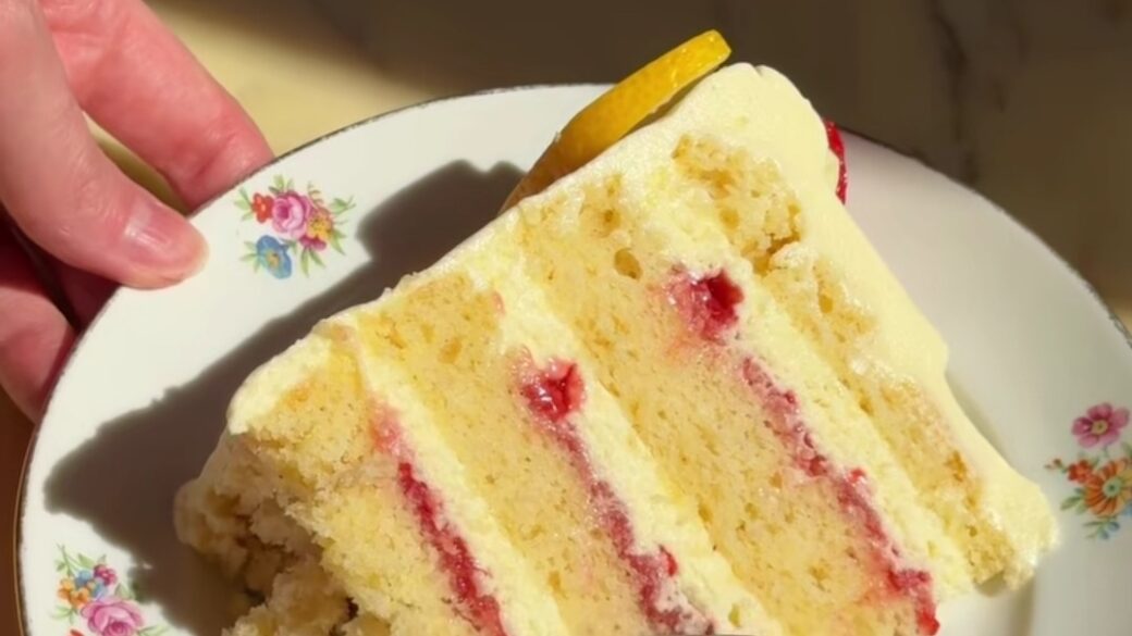 The Little Café, the Long Chat and the Lemon Cake